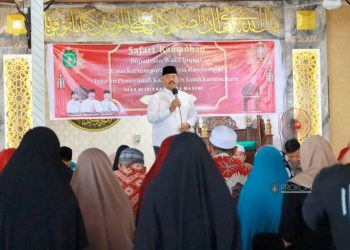 Bupati Kukar, Edi Damansyah serahkan paket Ramadan (dok.Prokom Kukar/Linimasa.co)