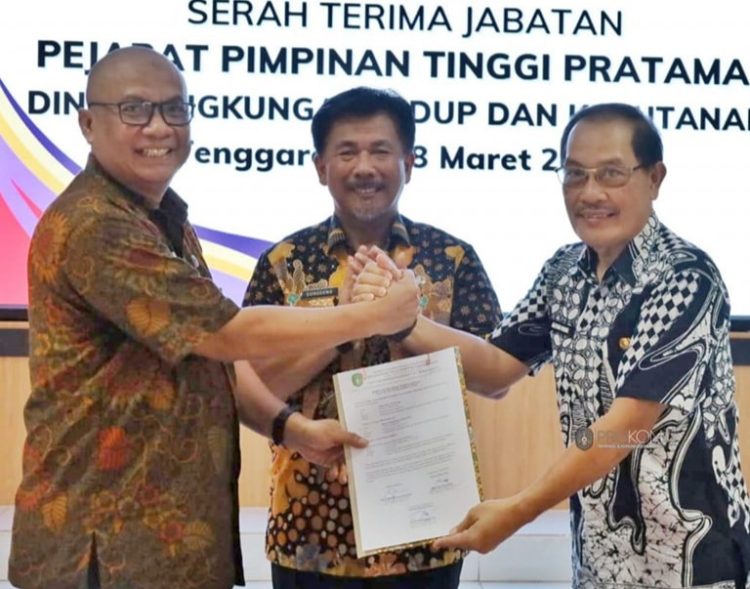 Penandatanganan Berita Acara Pisah Sambut: Kepala DLHK Kukar (dok.Prokom Kukar/Linimasa.co)