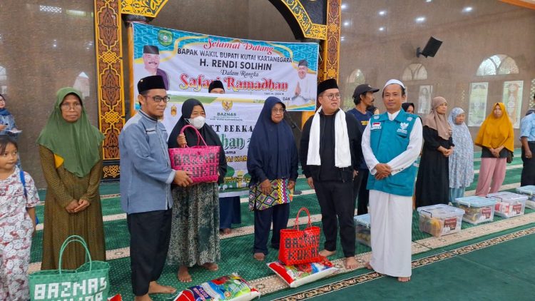 Rendi Solihin, berbagi keberkahan di Muara Badak (ist/Linimasa.co)