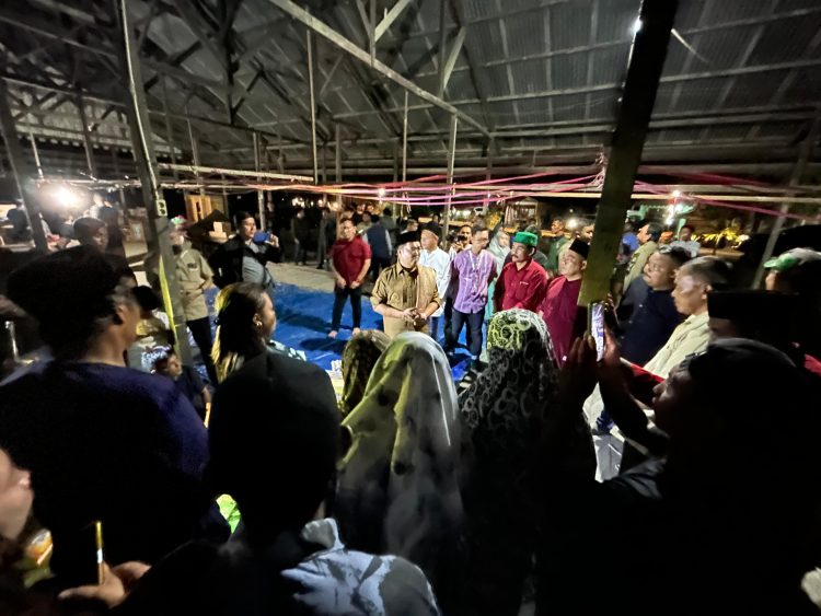 Foto: Rendi Solihin ke lokasi Kebakaran (ist/Linimasa.co)