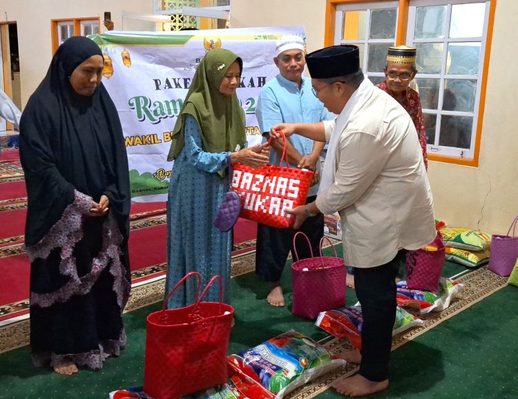 Rendi Solihin, serahkan bantuan sembako di Marangkayu (ist/Linimasa.co)