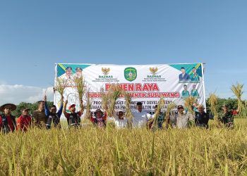 Bupati Kukar, Edi Damansyah bersama Ketua BAZNAS Kukar M. Shafik dan Poktan (dok. BAZNAS Kukar/Linimasa.co)