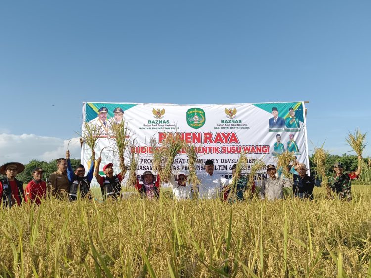 Bupati Kukar, Edi Damansyah bersama Ketua BAZNAS Kukar M. Shafik dan Poktan (dok. BAZNAS Kukar/Linimasa.co)