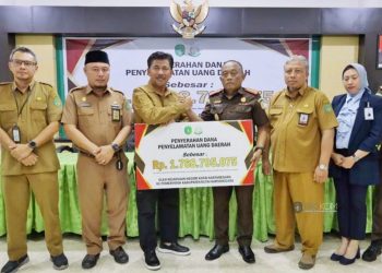 Sekda Kukar, Sunggono Terima Penyerahan dana penyelamatan uang daerah (dok.Prokom Kukar/Linimasa.co)