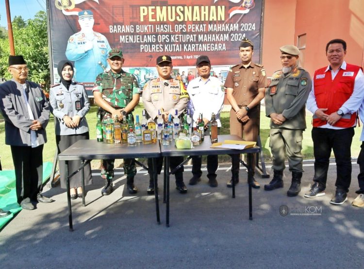 Foto Bersama Kapolres AKBP Heri Rusyaman, S.IK,MH S. didampingi, Asisten III Setkab, Kukar Dafip Haryanto, Dandim 0906, dkk (dok.Prokom Kukar/Linimasa.co)