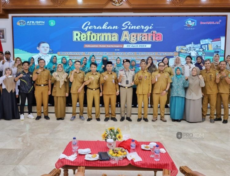 Foto bersama acara puncak gerakan sinergi Reforma Agraria Nasional (dok.Prokom Kukar/Linimasa.co)