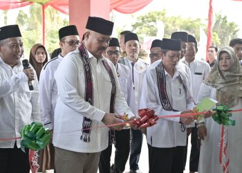Bupati Kukar, Edi Damansyah di dampingi Ketua BAZNAS Kukar dan Ketua BAZNAS Prov Kaltim (dok.BAZNAS Kukar/Linimasa.co)