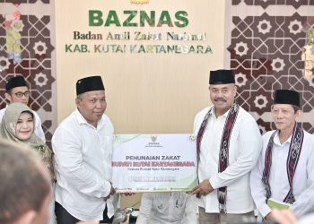 Bupati Kukar, Edi Damansyah di dampingi Ketua BAZNAS Kukar dan Ketua BAZNAS Prov Kaltim (dok.BAZNAS Kukar/Linimasa.co)
