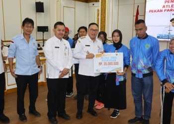 Pj Bupati PPU Serahkan Penghargaan untuk Atlit Disabilitas atas Prestasi di Peparprov Kaltim
