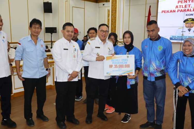 Pj Bupati PPU Serahkan Penghargaan untuk Atlit Disabilitas atas Prestasi di Peparprov Kaltim