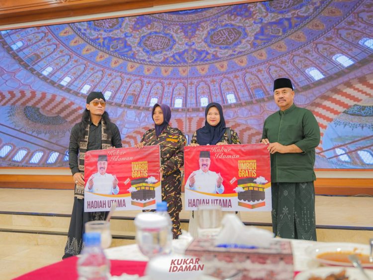 Edi Damansyah bersama Gus Miftah, memberikan doorprize (dok.Prokom Kukar/Linimasa.co)