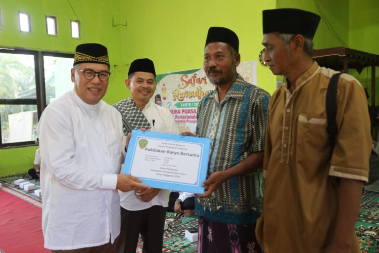 Bantuan 150 Juta Diserahkan Pj Bupati PPU untuk Pembangunan Masjid Riyadhul Jannah Desa Labangka Barat
