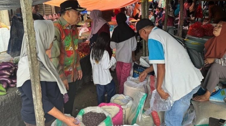 Pj Bupati PPU Lakukan Sidak Ketersediaan dan Harga Bahan Pokok di Pasar Waru
