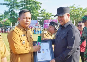 Bupati Kukar, Edi Damansyah serahkan penghargaan (dok.Prokom Kukar/Linimasa.co)