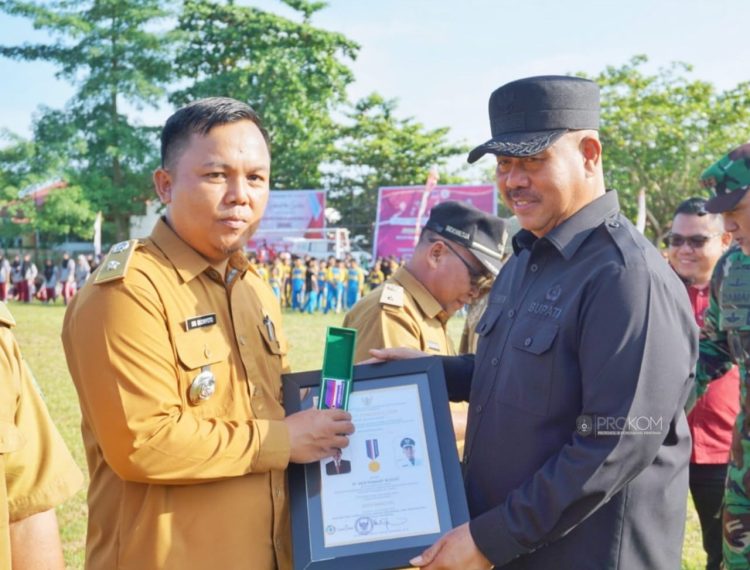 Bupati Kukar, Edi Damansyah serahkan penghargaan (dok.Prokom Kukar/Linimasa.co)