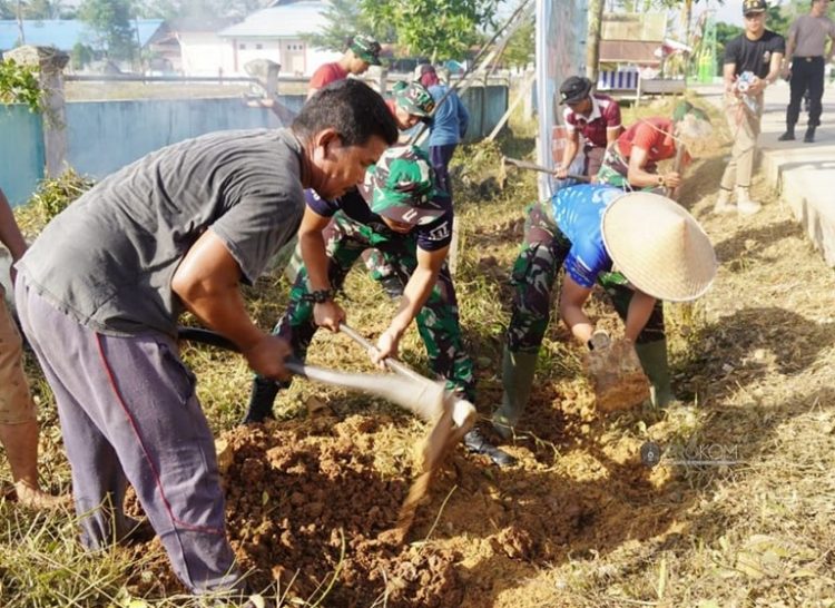 Kegiatan Gotong Royong (dok.Prokom Kukar/Linimasa.co)