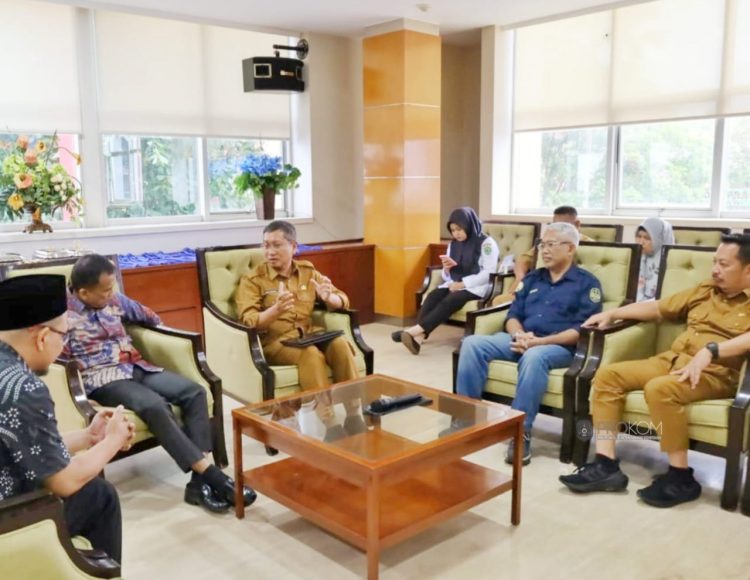 Ketua KIP Kaltim, Imran Duse berdiskusi dengan Asisten III, Dafip Haryanto dan Plt Kepala Diskominfo Kukar, Solihin (dok.Prokom Kukar/Linimasa.co)