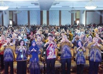 Foto bersama Sekda Kukar, Sunggono (dok.Prokom Kukar/Linimasa.co)