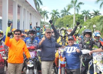 Bupati Kutai Kartanegara, Edi Damansyah, bersama Rider Trail Blukar VI (dok.Prokom Kukar/Linimasa.co)