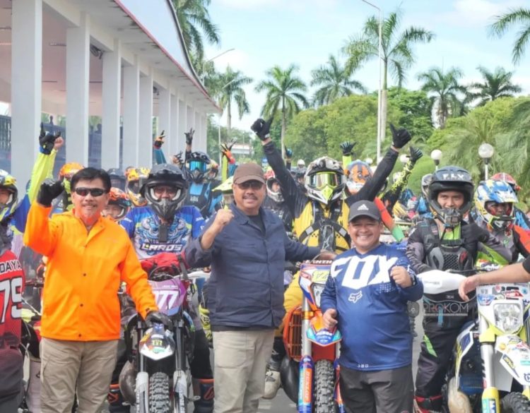 Bupati Kutai Kartanegara, Edi Damansyah, bersama Rider Trail Blukar VI (dok.Prokom Kukar/Linimasa.co)
