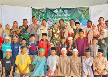 Foto bersama Maslianawati Edi Damansyah dan peserta Sunatan Massal (dok.Prokom Kukar/Linimasa.co)