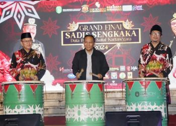 Asisten II Bid. Ekbang Ahyani Fadianur Diani, bersama Kadisdikbud dan Ketupat (dok.Prokom Kukar/Linimasa.co)