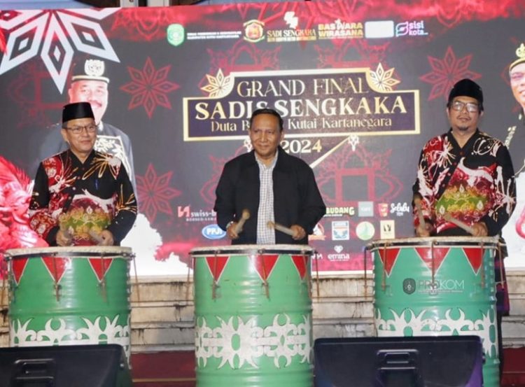 Asisten II Bid. Ekbang Ahyani Fadianur Diani, bersama Kadisdikbud dan Ketupat (dok.Prokom Kukar/Linimasa.co)