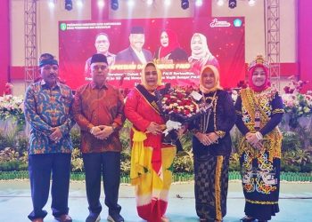 Foto bersama Asisten I Akhmad Taufik Hidayat, Bunda PAUD Kukar Maslianawati Edi Damansyah (dok.Prokom Kukar/Linimasa.co)