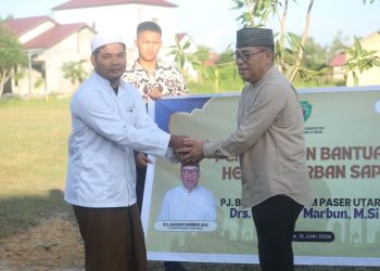 Pj Bupati PPU Serahkan Langsung Sejumlah Hewan Kurban ke Ponpes dan Masjid