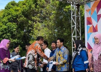 Achmad Efendi Terima Penghargaan Bangga Kencana Kota Samarinda dari Pemkot Samarinda