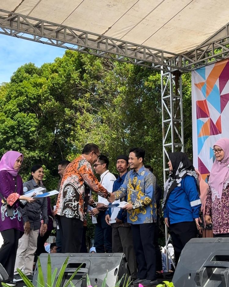 Achmad Efendi Terima Penghargaan Bangga Kencana Kota Samarinda dari Pemkot Samarinda