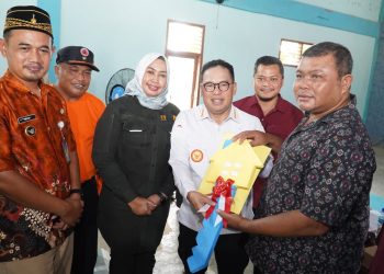 Pj. Bupati PPU Makmur Marbun Serahkan Bantuan Penerima Manfaat Rumah Relokasi Korban Pasca Tanah Longsor Tahun 2018 Desa Telemow