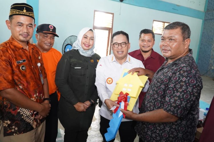 Pj. Bupati PPU Makmur Marbun Serahkan Bantuan Penerima Manfaat Rumah Relokasi Korban Pasca Tanah Longsor Tahun 2018 Desa Telemow