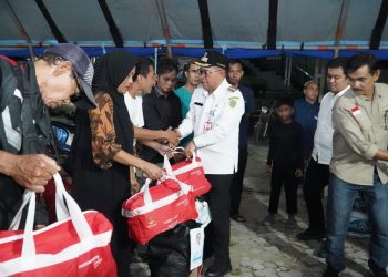 Pj Bupati PPU Makmur Marbun Salurkan Bantuan Sosial Korban Kebakaran Pasar Petung
