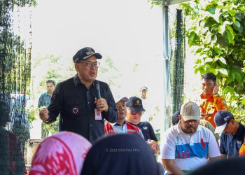Pj Bupati Penajam Paser Utara Tinjau Titik Banjir Lawe-Lawe, Serahkan Bantuan untuk Warga Terdampak