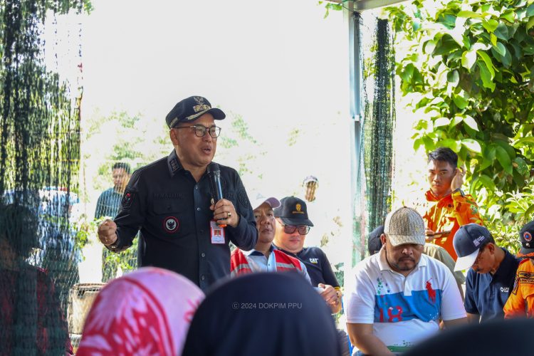 Pj Bupati Penajam Paser Utara Tinjau Titik Banjir Lawe-Lawe, Serahkan Bantuan untuk Warga Terdampak