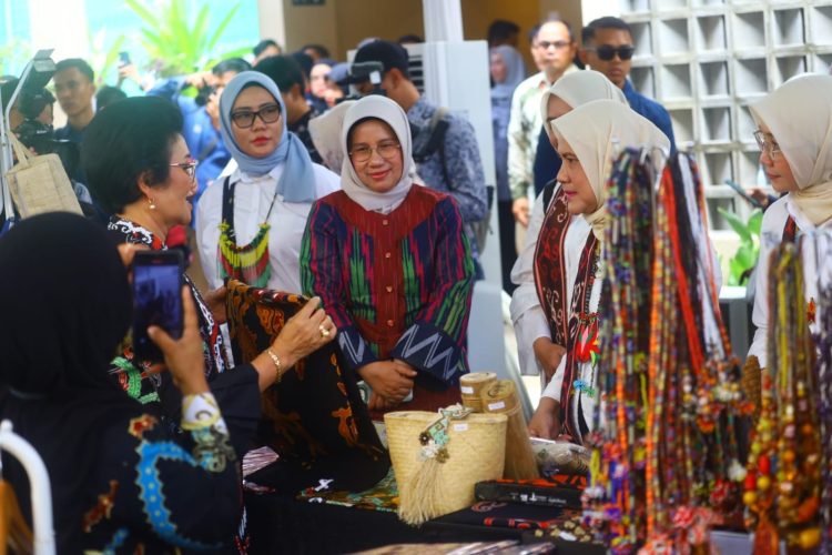 Ketua Dekranasda PPU Dampingi Ibu Negara ke Balikpapan dan Kenalkan Kerajinan Lokal