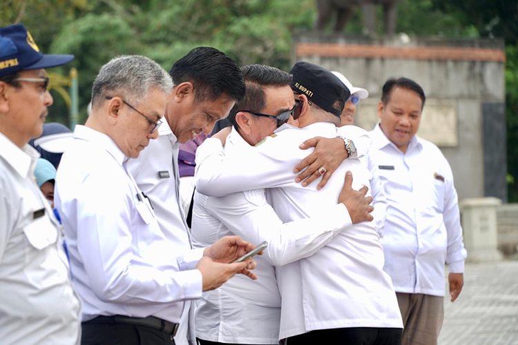 Apel Gabungan Terakhir Pj Bupati PPU Makmur Marbun Penuh Haru, Pegawai Berebut Mengabadikan Momen