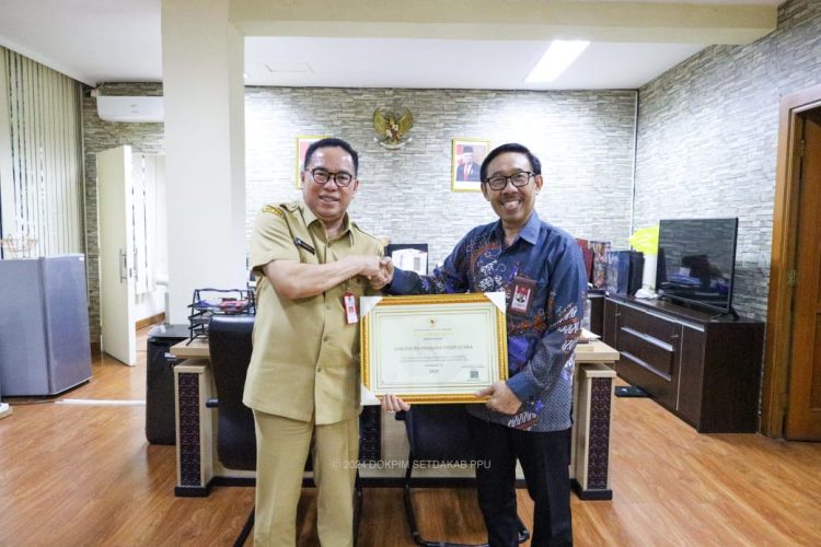 Pj Bupati PPU Terima Penghargaan KASN atas Penerapan Sistem Merit