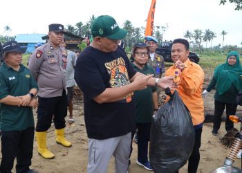 Pj Bupati PPU Resmikan Program Jumat Bersih Sekaligus Peringati World Clean Up Day