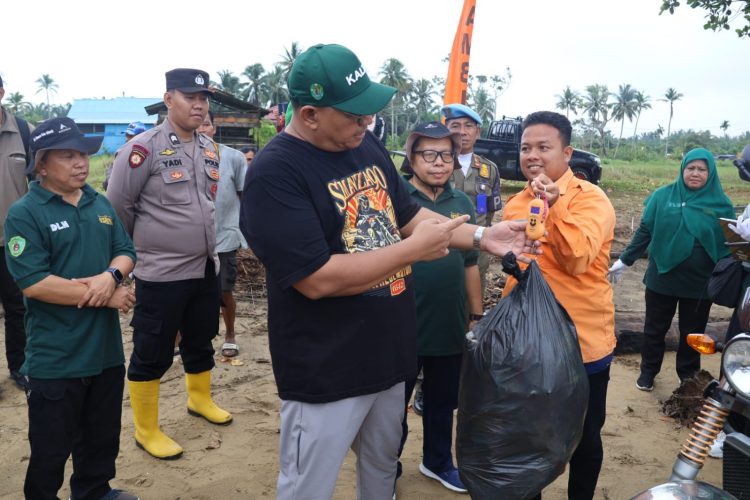 Pj Bupati PPU Resmikan Program Jumat Bersih Sekaligus Peringati World Clean Up Day