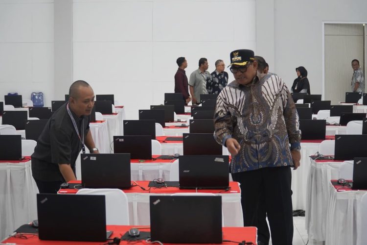 Kunjungi Seleksi CPNS, Pj. Bupati PPU Dorong Peserta CAT Maksimalkan Ikhtiar