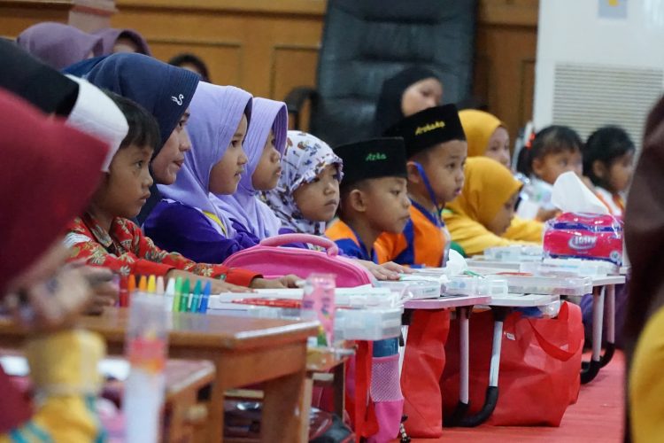 Ketua DWP PPU Riawati Tohar Buka Lomba Mewarnai TK se-Kabupaten dalam Rangka HUT ke-25 DWP