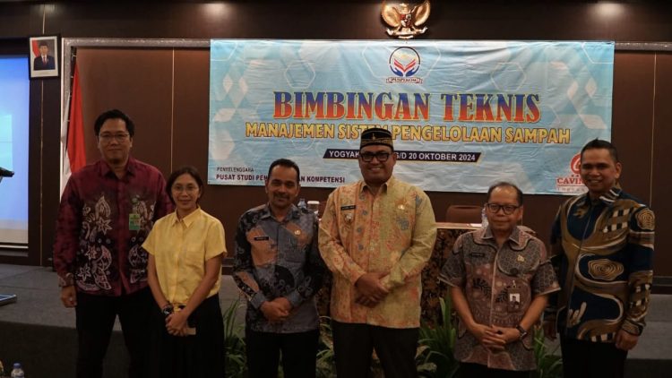 Pj Bupati PPU Zainal Arifin Buka Bimtek Pengelolaan Sampah untuk Aparatur Desa