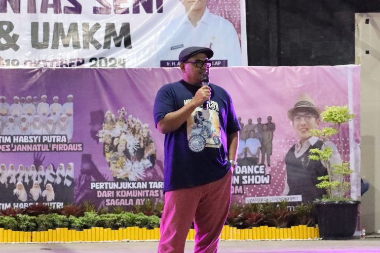 Pj Bupati PPU Zainal Arifin Meriahkan Pentas Seni UMKM dengan Penampilan Vokal