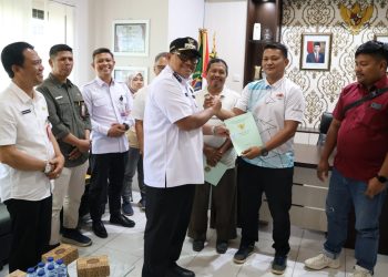 Pj Bupati PPU Serahkan Sertifikat Tanah kepada 20 Petambak di Kelurahan Maridan