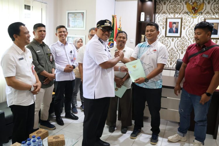 Pj Bupati PPU Serahkan Sertifikat Tanah kepada 20 Petambak di Kelurahan Maridan