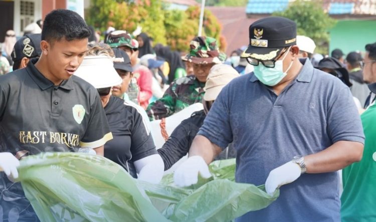 Pj Bupati PPU Buka Gerakan Akselerasi Membara Bakti Taka Bersih Kampung di Pantai Lango