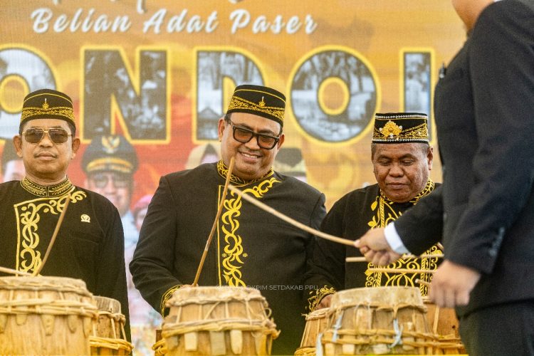 Ditandai Pemukulan Petep, Festival Belian Adat Paser Nondoi 2024 PPU Resmi Di Buka Pj.Bupati Zainal Arifin