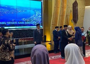 Pemkot Samarinda Berikan Satya Lencana Karya Satya Kepada 145 ASN